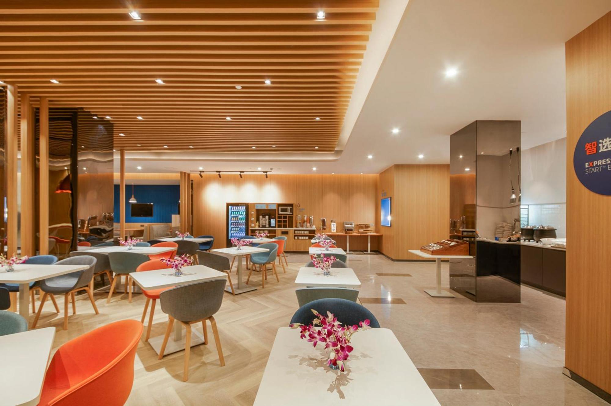 Holiday Inn Express Shanghai Xuhui Binjiang, An Ihg Hotel Zewnętrze zdjęcie